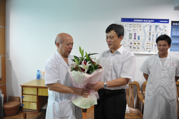 广西中医学院党委副书记、纪委书记董塔健看望我院“八桂名师”获得者韦贵康教授