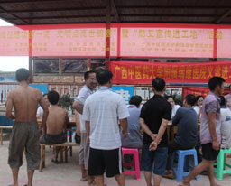 瑞康医院团委组织青年医生义诊进工地