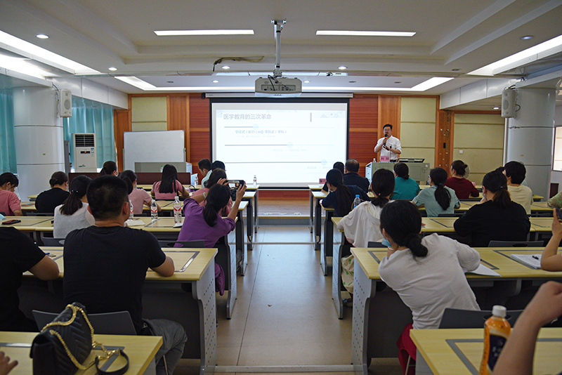 复旦大学附属华山医院向阳教授受邀到我院讲学