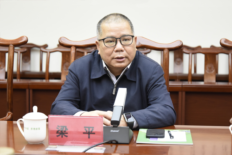 4梁平书记介绍医院情况.jpg