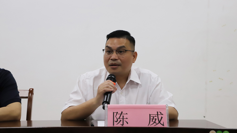 院区常务副院长陈威宣读表彰文件.jpg