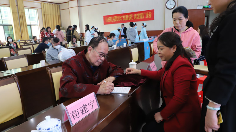 第七批全国老中医药专家荀建宁教授把脉问诊.jpg
