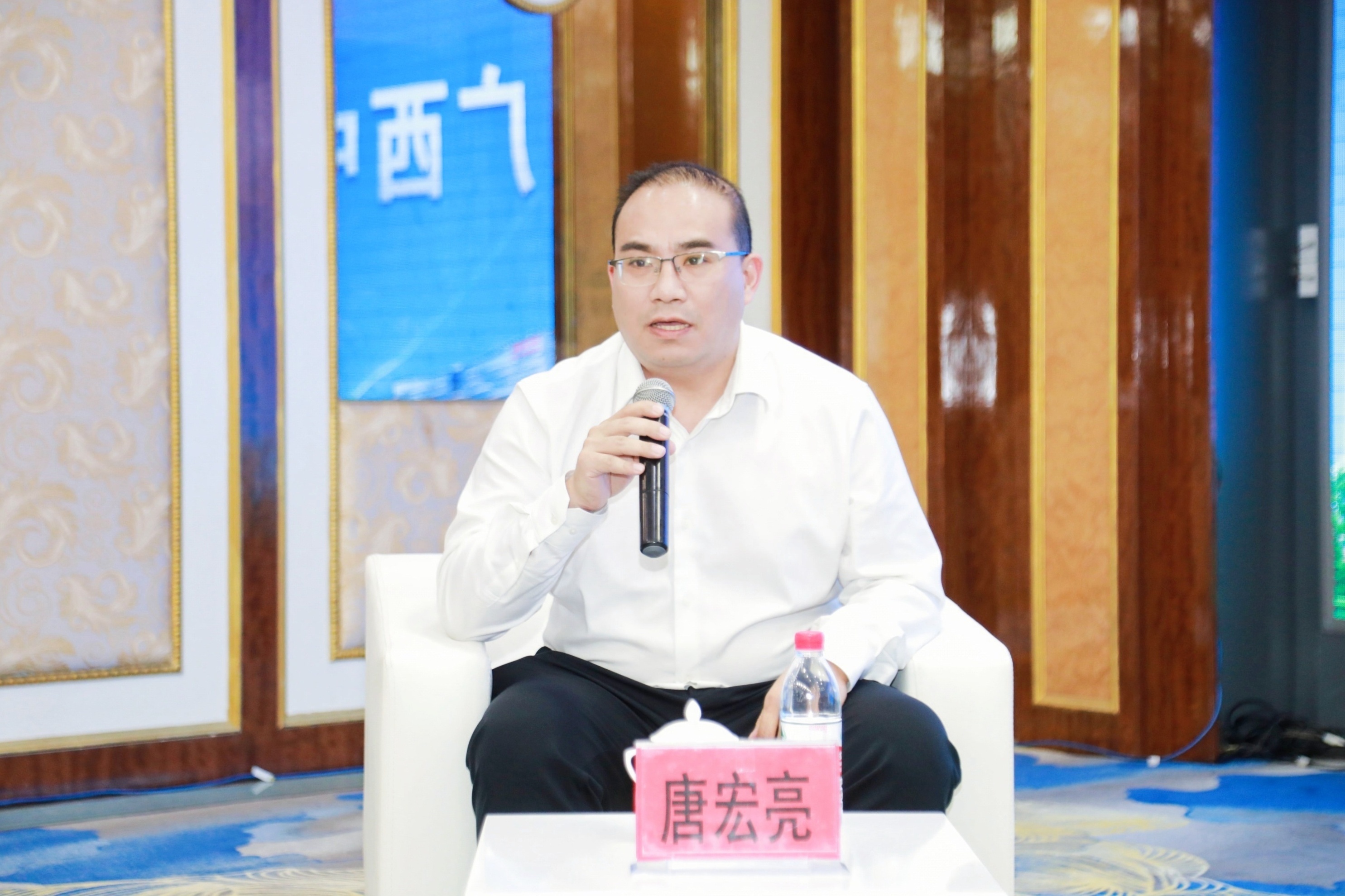 11防城港市中医医院院长唐宏亮作分享讨论.JPG