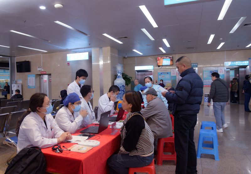 守护呼吸“要道” 共筑健康“肺”腑——我院开展世界慢阻肺日主题公益义诊及科普宣教系列活动