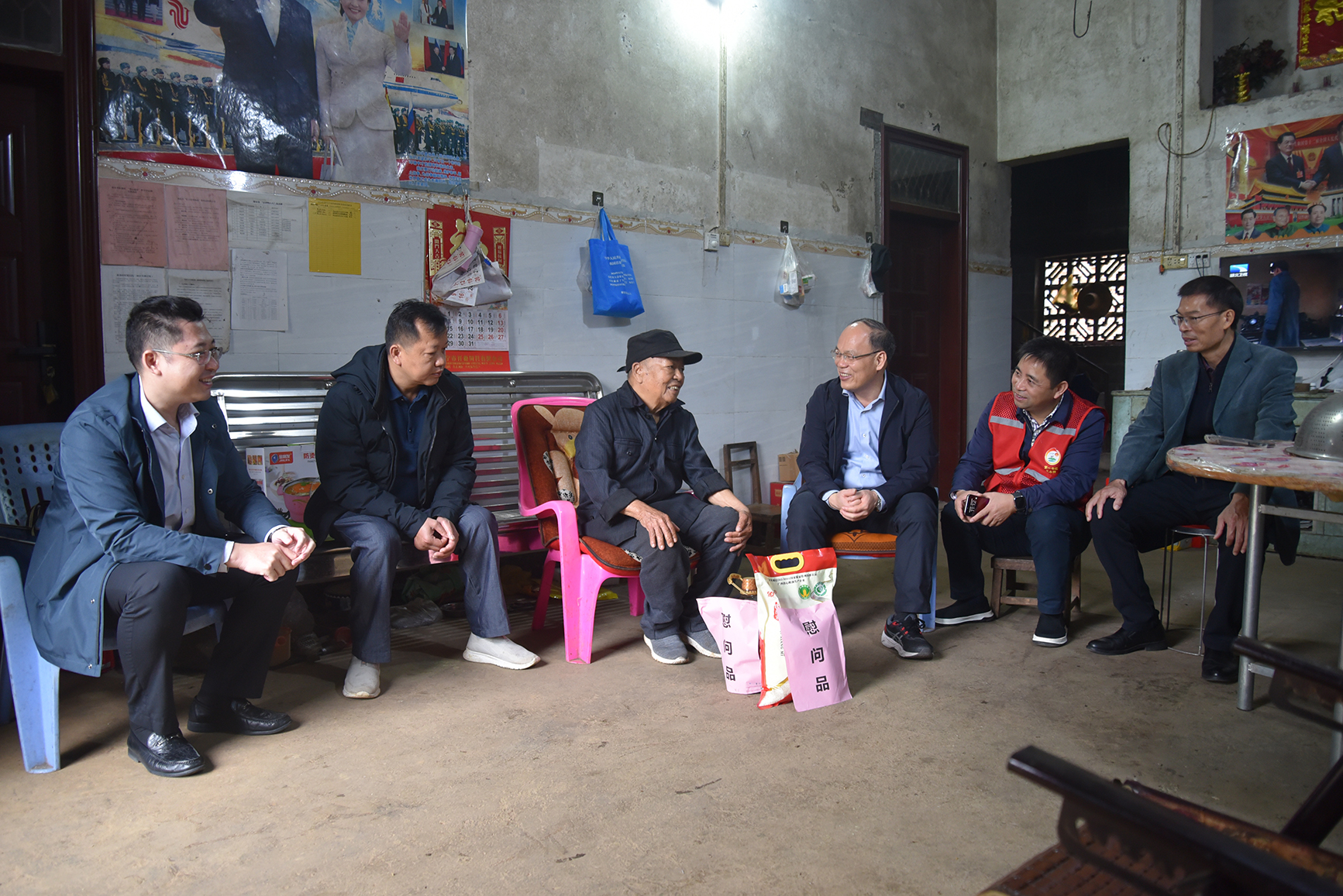 学校领导到我院定点帮扶村开展乡村振兴定点帮扶工作调研和走访慰问活动