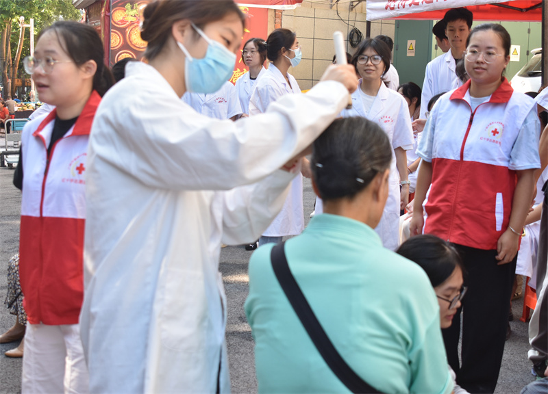 瑞康临床医学院开展“健康关乎生命，爱心温暖人心”主题义诊活动