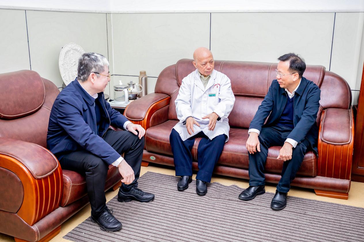 学校开展2026年春节前走访慰问活动