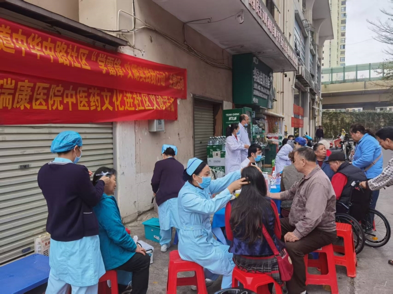 元宵佳节送健康 暖心服务进社区——我院走进中华中路社区开展义诊活动