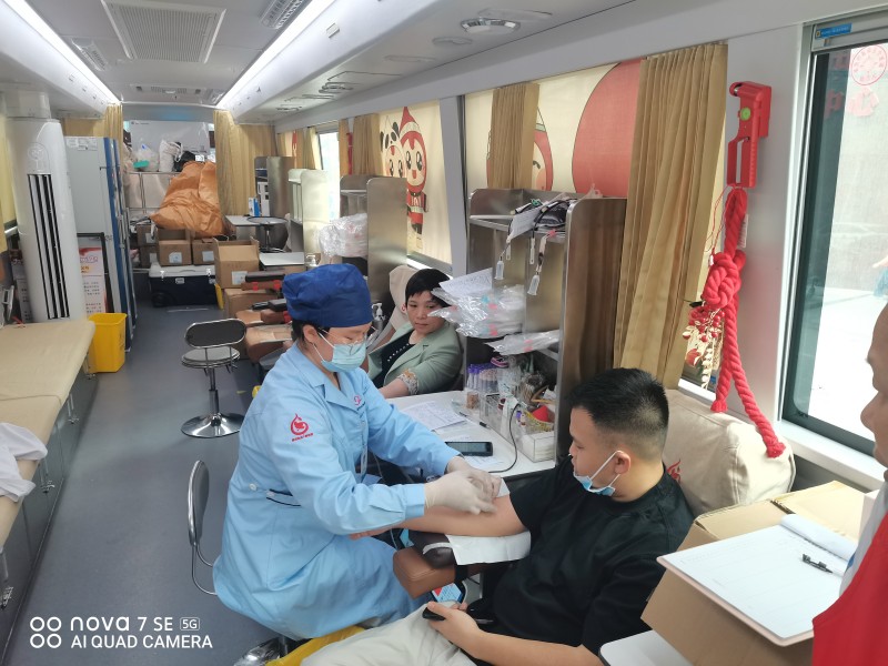 为生命接力，我院组织医务人员开展无偿献血活动