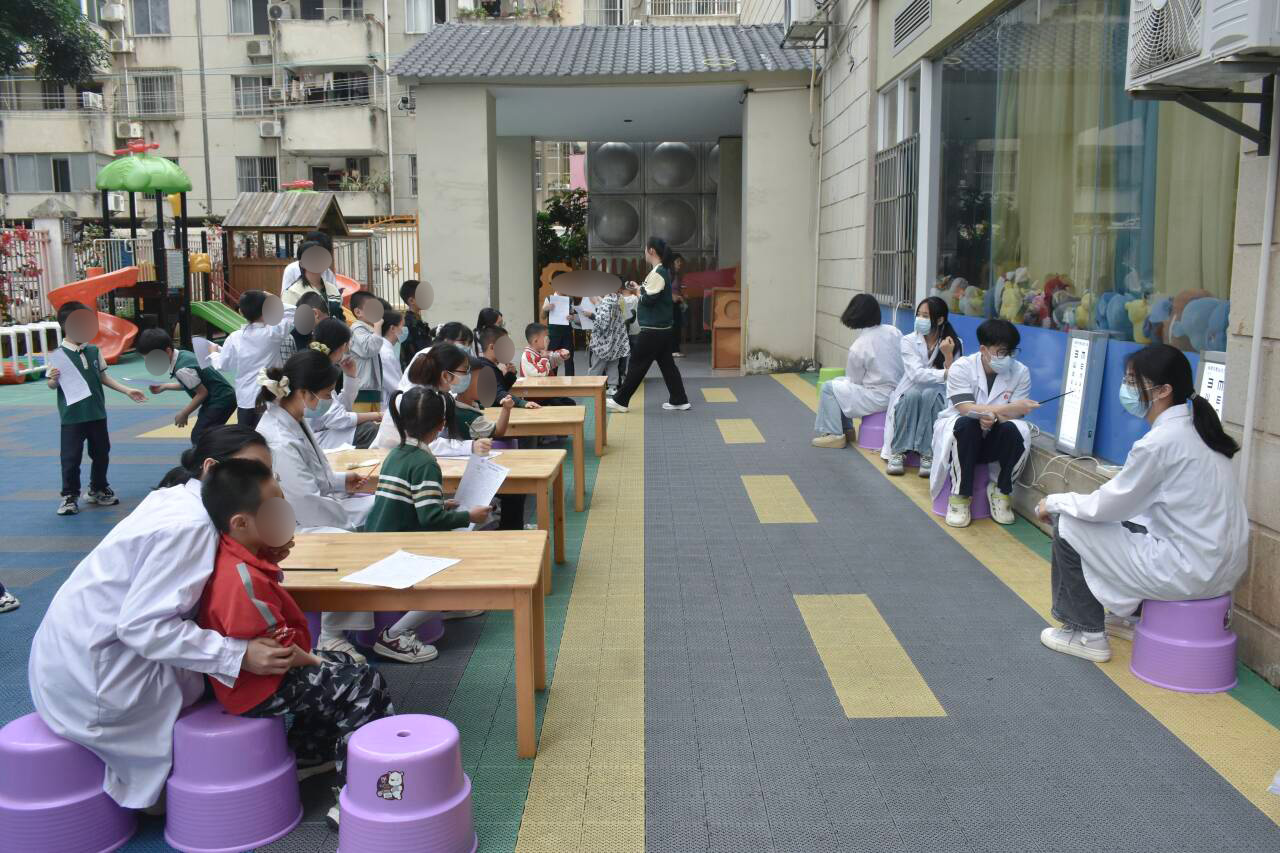广西中医药大学第二临床医学院开展“春暖新希望幼儿园视力筛查”义诊活动